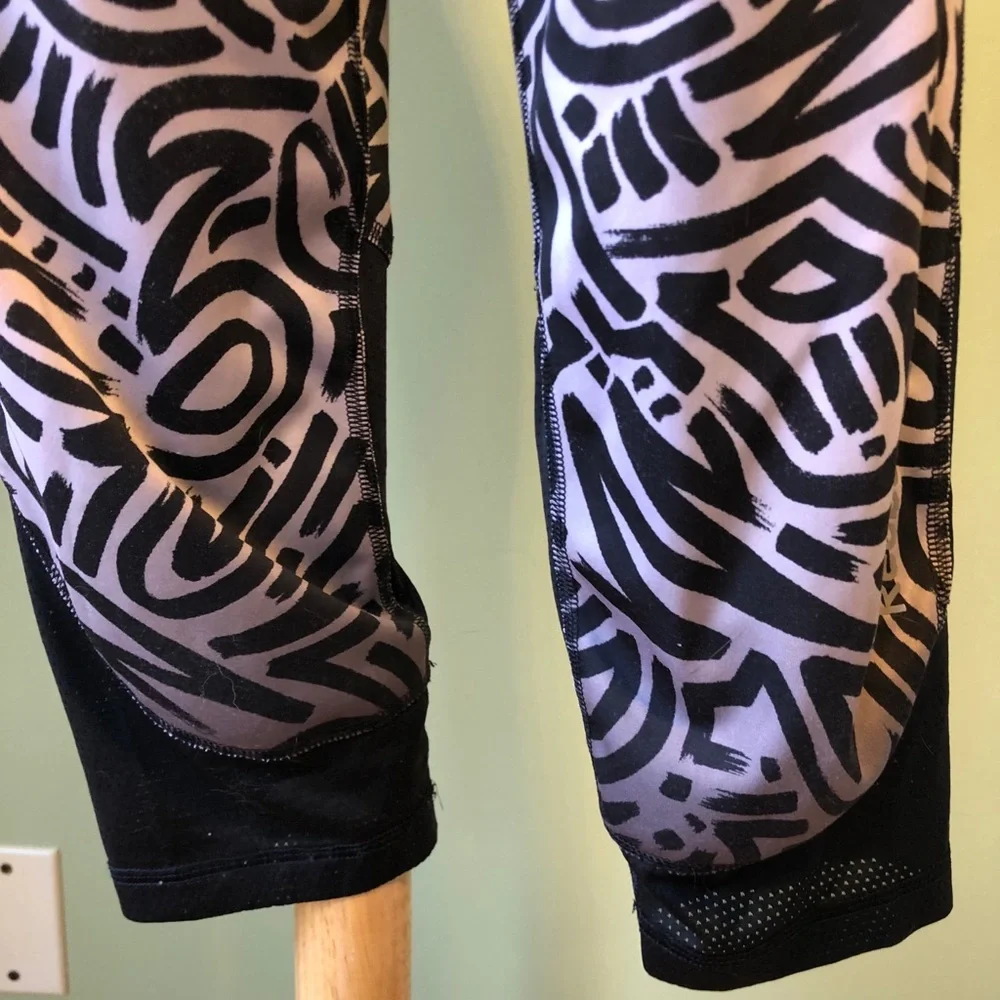 Reebok Speedwick Geometric Print 3/4 Mesh Leggings - Size Small